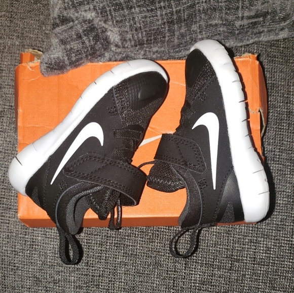 Nike shoes - Picture 2 of 8